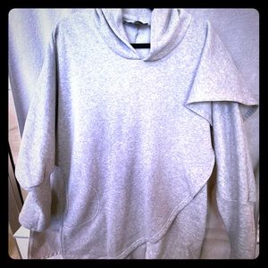 Long sweatshirt with hood, front pocket.